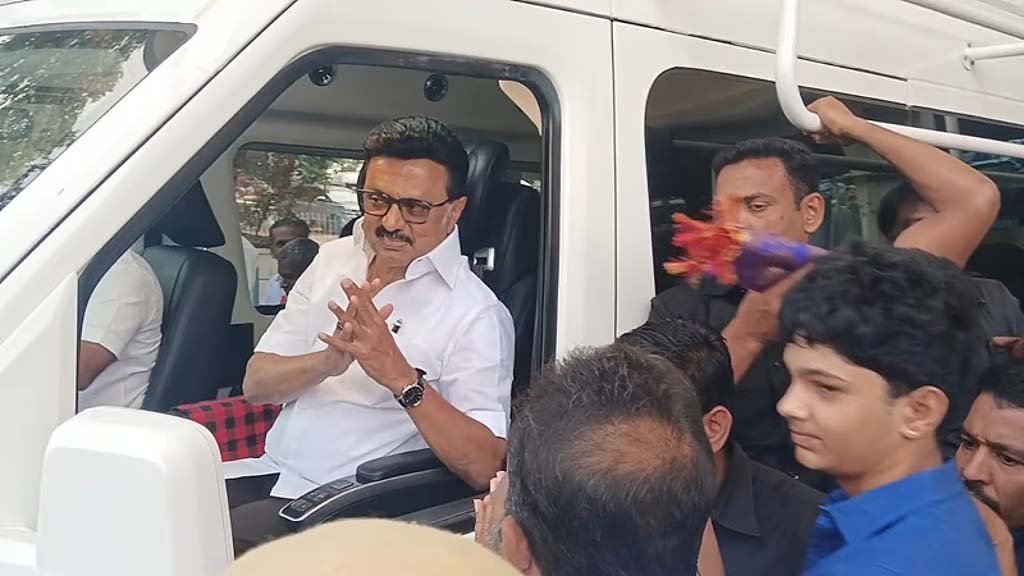 கோவையில் முதல்வர் ஸ்டாலினுக்கு உற்சாக வரவேற்பு